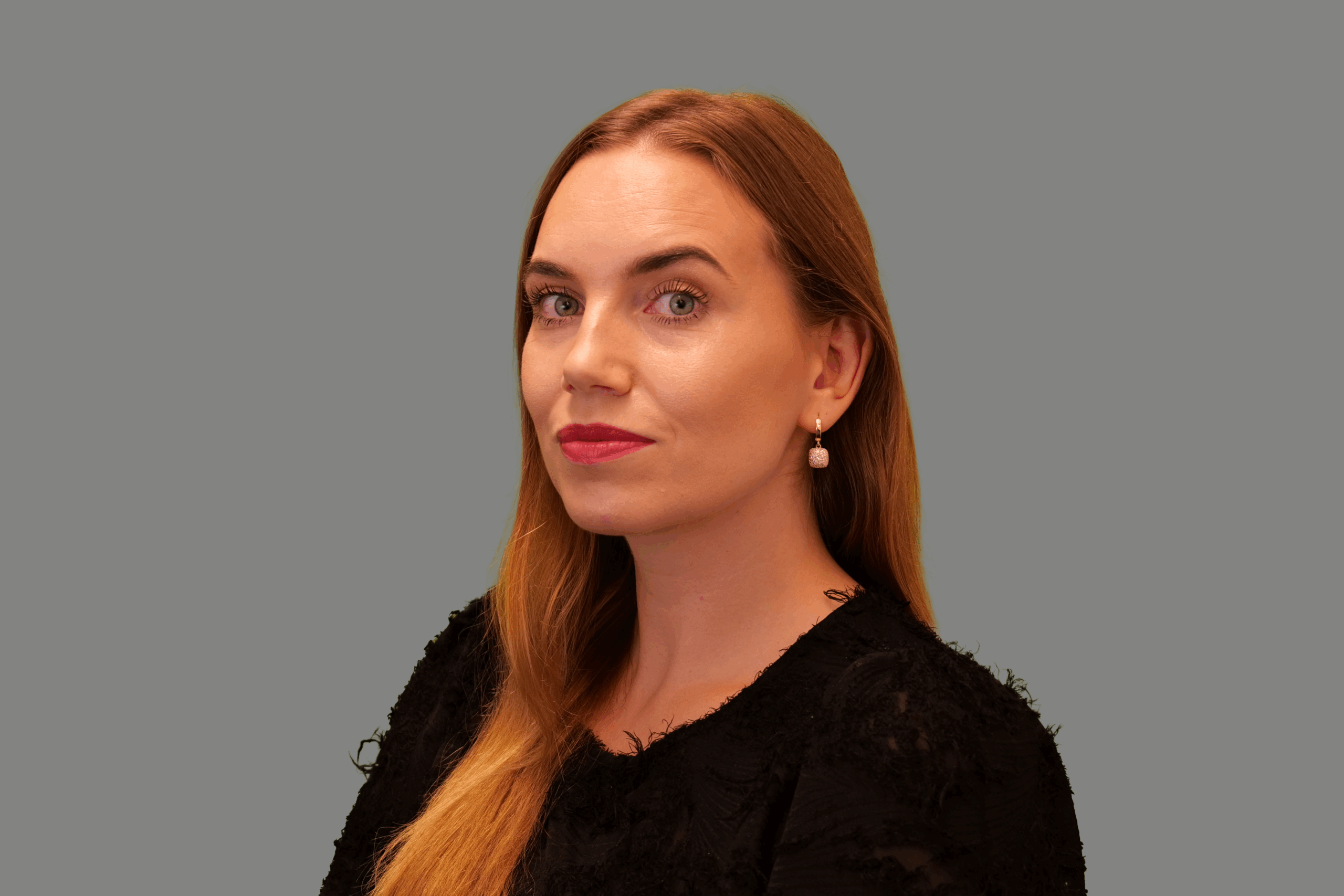 Victoria har langt mørkeblondt hår som henge ned på en side. Hun har midtkill, mørke øyebryn, bruker øredobber og leppestift. Hun har på en sort genser.