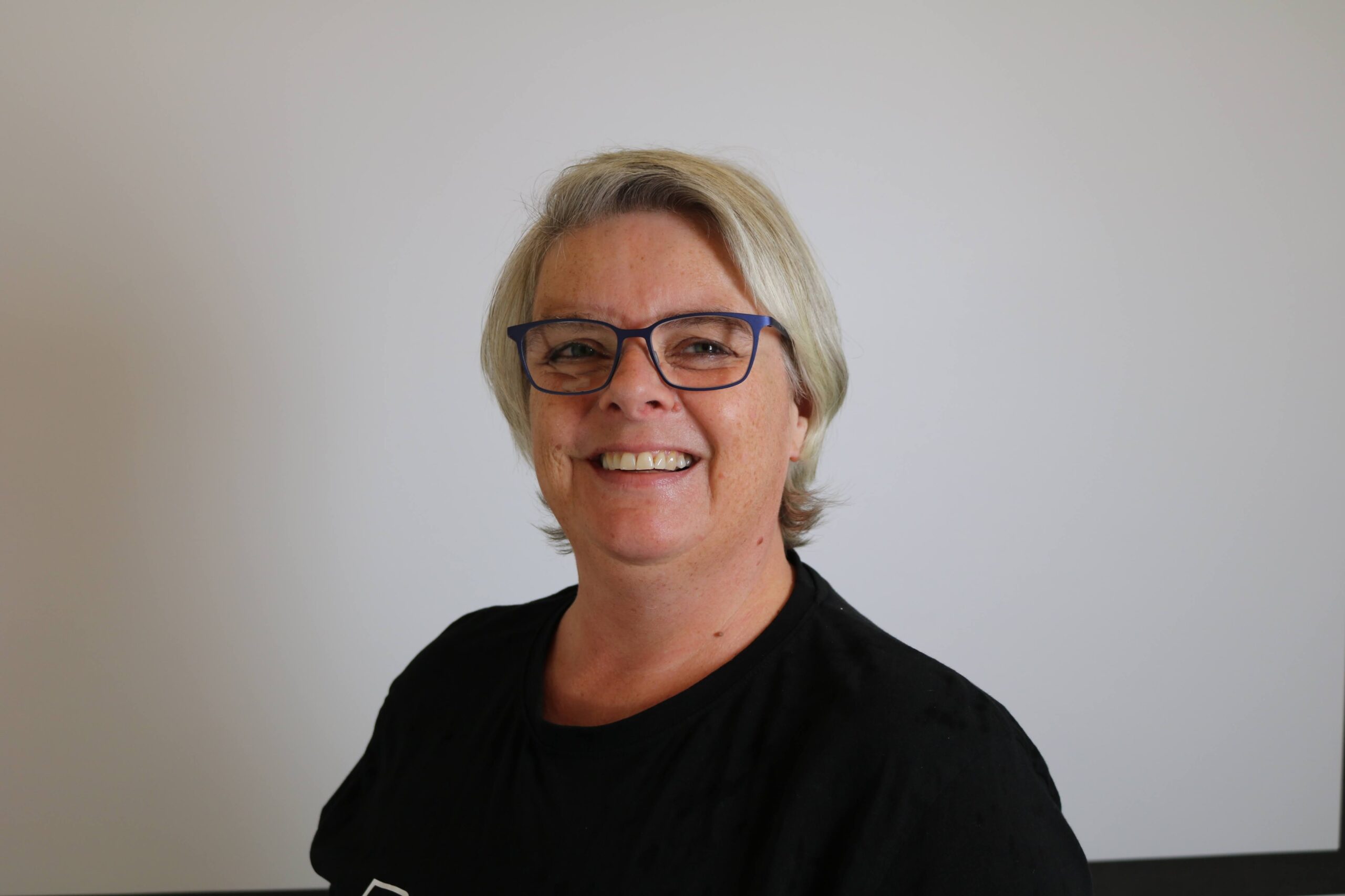 Portrett av Berit. Hun har lyst hår til nakken, sidelugg og briller