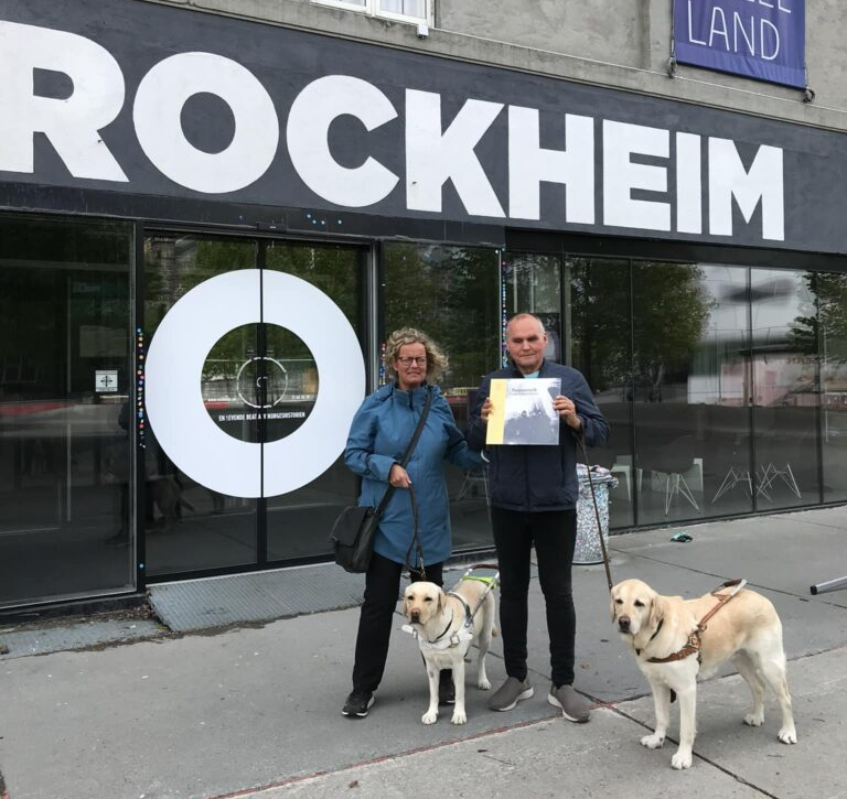 Sølvi Marie og Magne ute med førerhundene sine. I bakgrunnen teksten Rockheim