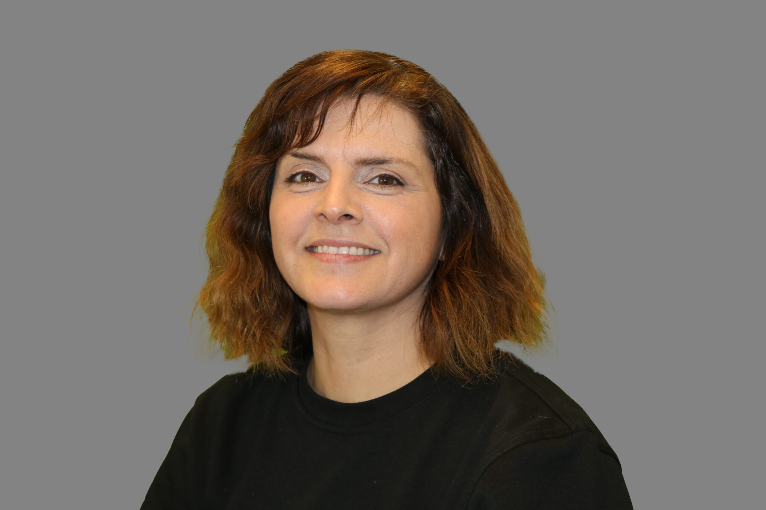 Lisa Karina ha rmørkebrunt hår, og brune øyne. Hun smiler med åpen munn. Har på en sort t-skjorte.