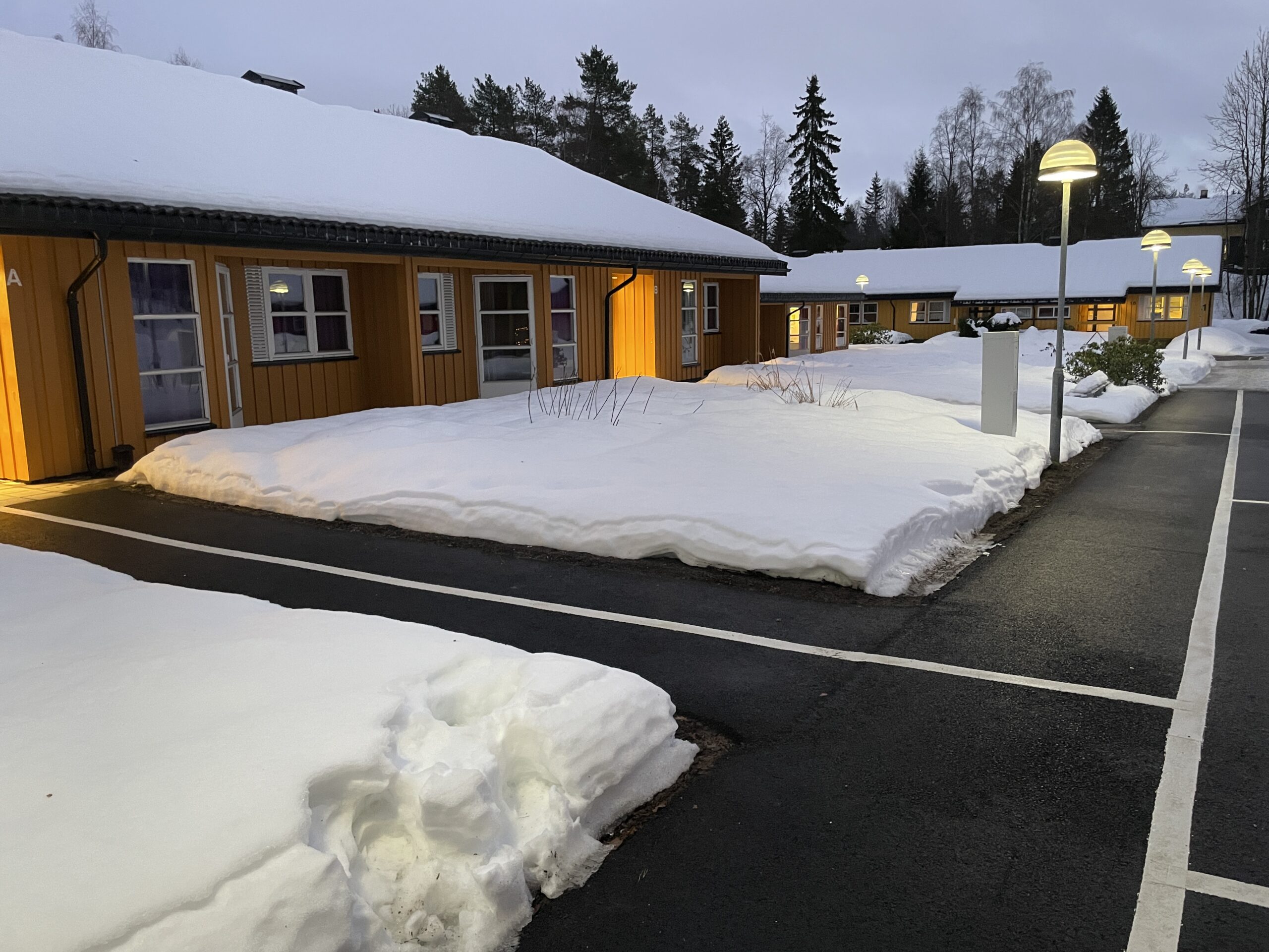 Jalkakäytävät, joiden toisella puolella on lumen ja talojen ympäröimä opasviiva.