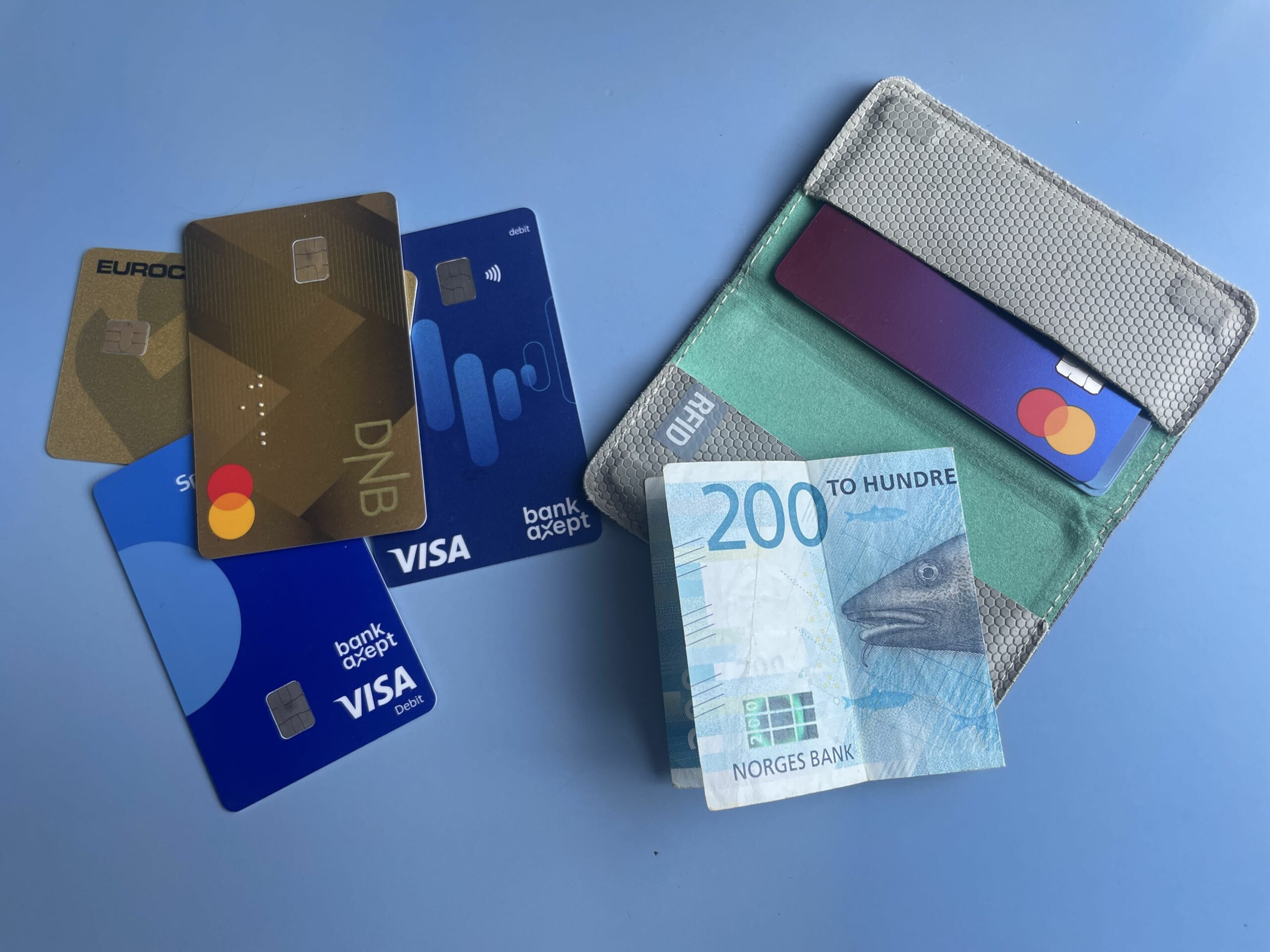 Flere bank- og kredittkort, en lommebok og norske 200-kronesedler