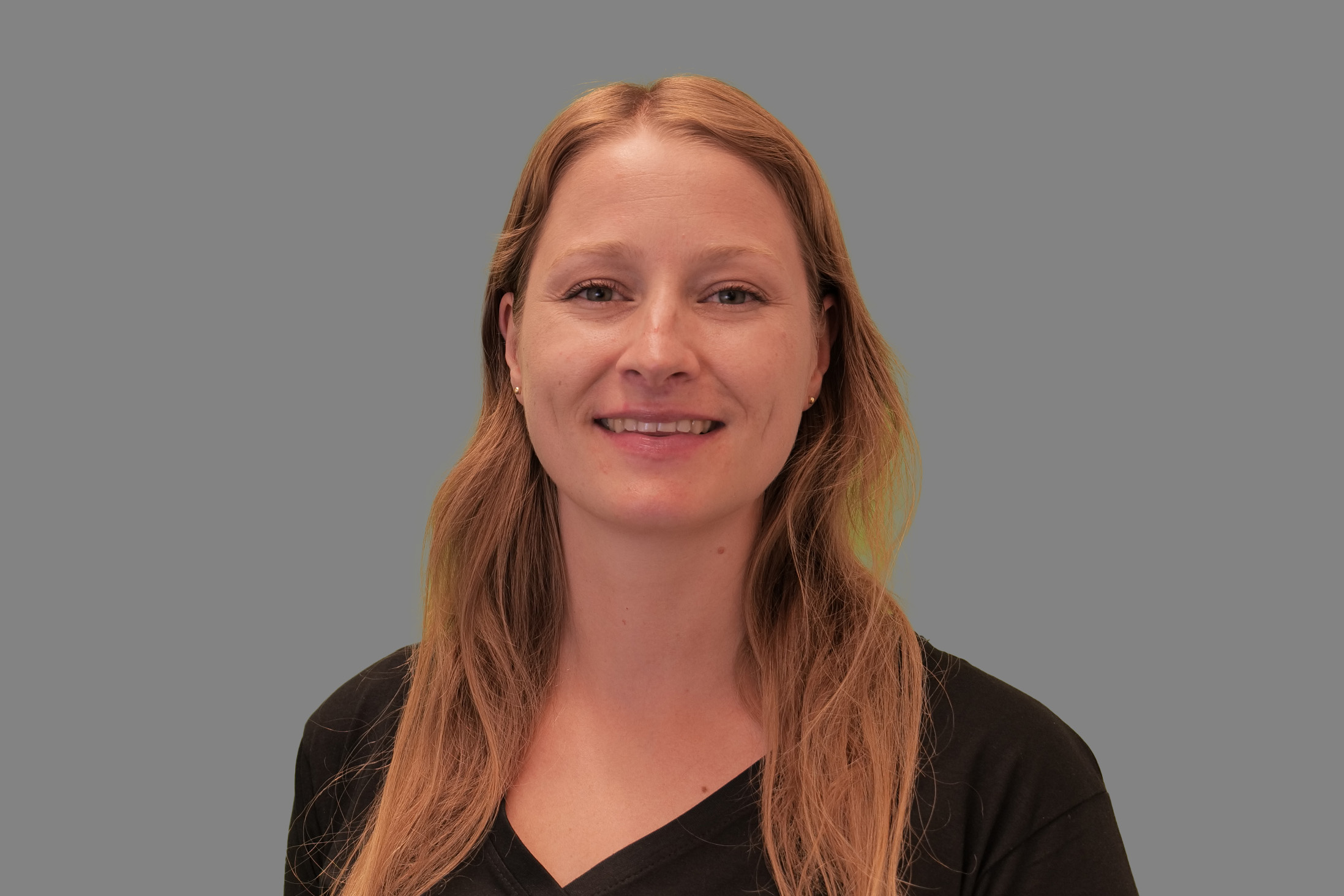 Ingvildillä on pitkät tummanvaaleat hiukset, joissa on sivuhalkio. Hänellä on kapeat kasvot ja hän hymyilee suu auki.