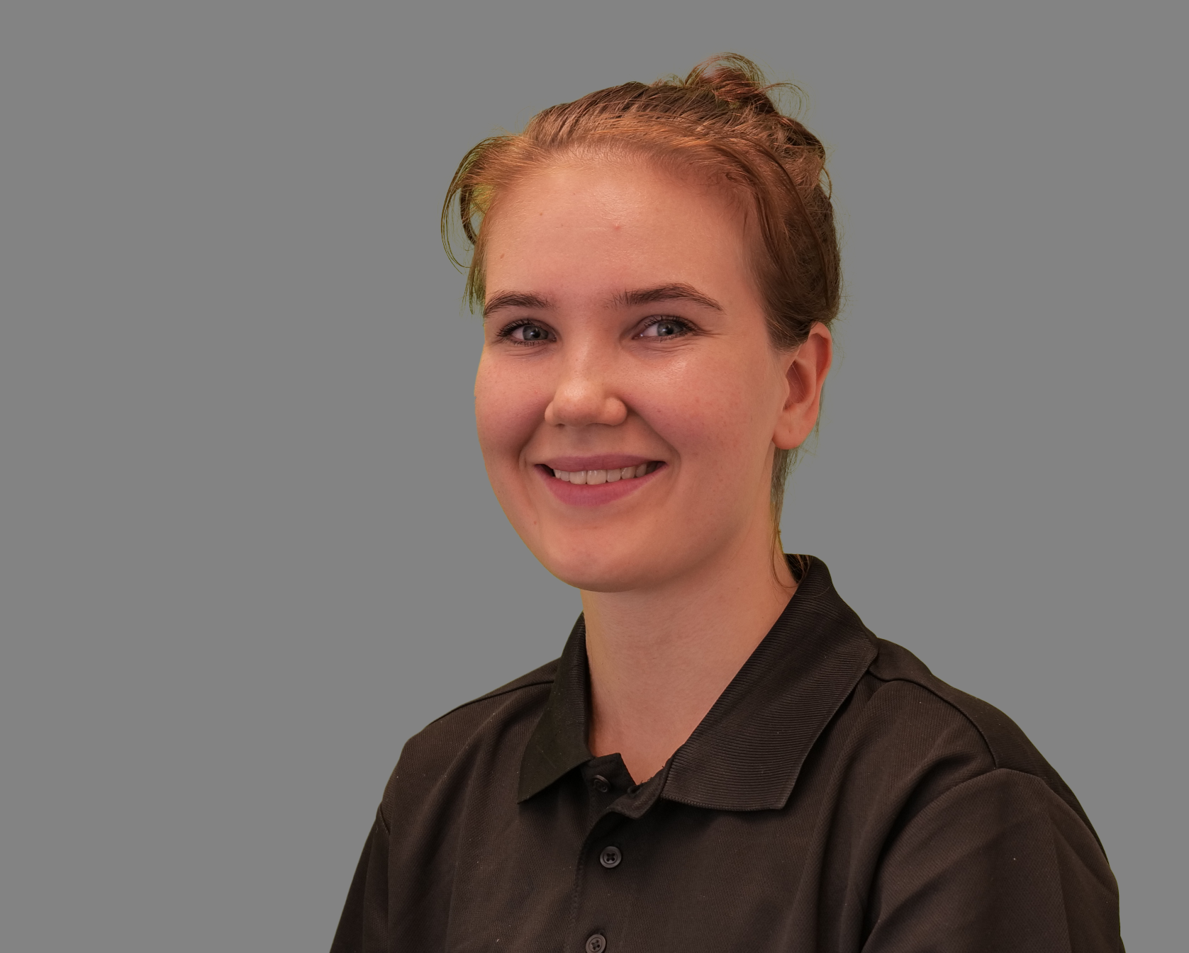 Portrett Amalie Linnes. Hun har oppsatt hår, mørke øyebryn og smiler.