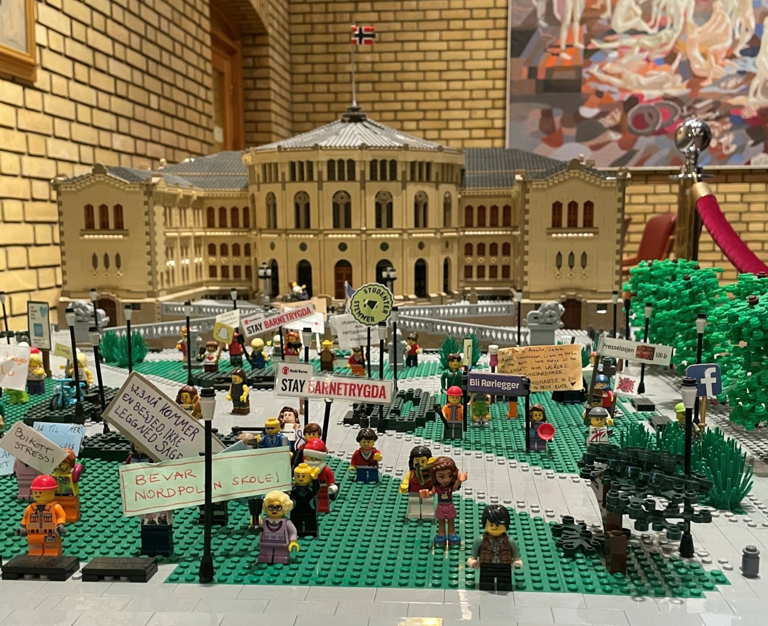 Bilde av Stortinget med demonstrasjoner laget med lego