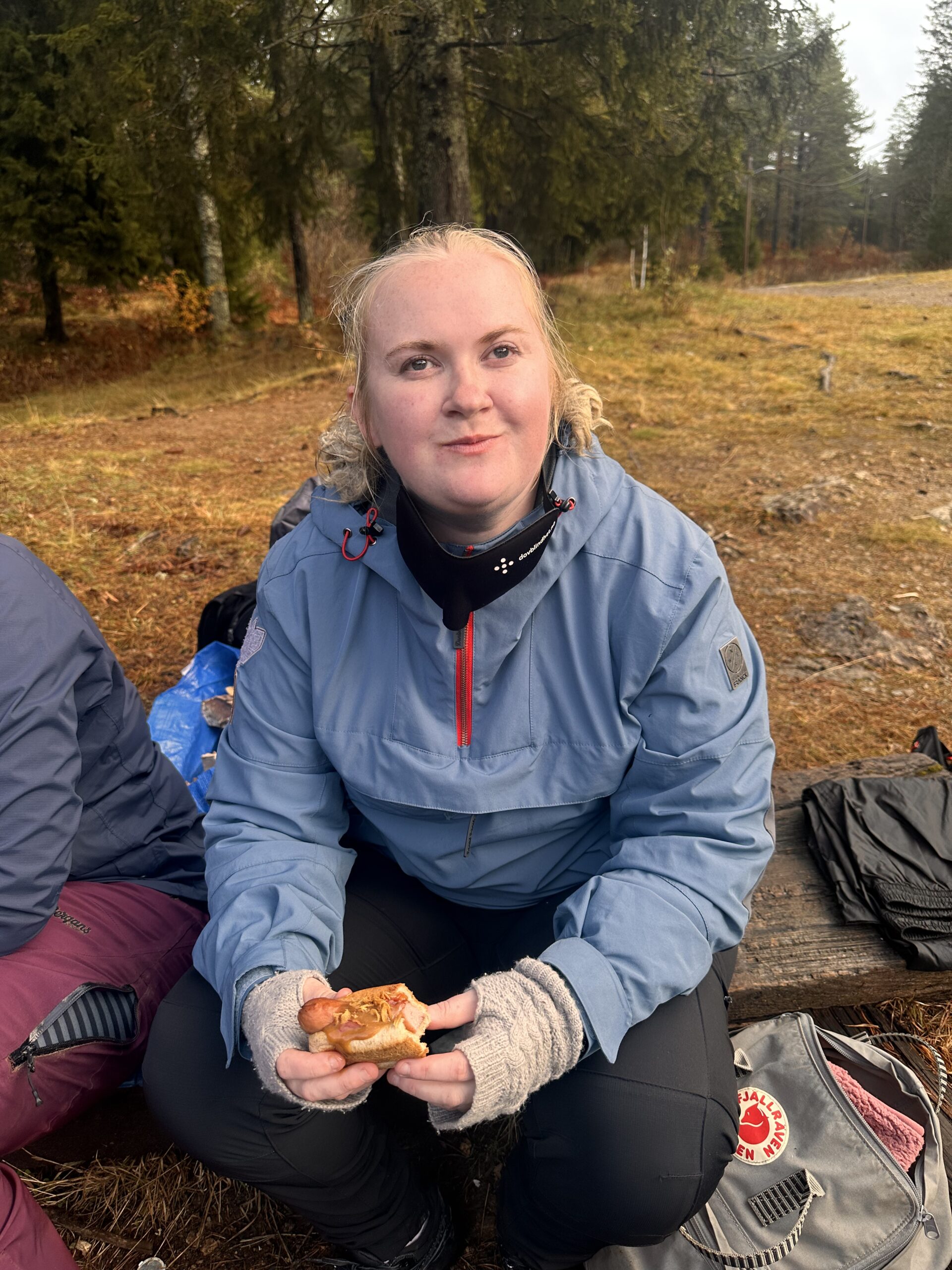 En person, der sidder udenfor og spiser