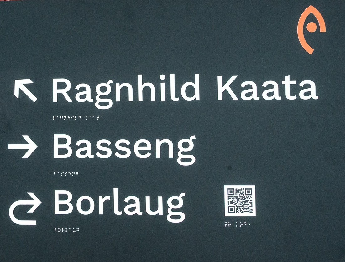 Skilt i svartskrift, punktskrift og med QR-koder finner du på byggene våre. QR-koden gir deg mulighet til å lese om historien til navn på byggene.