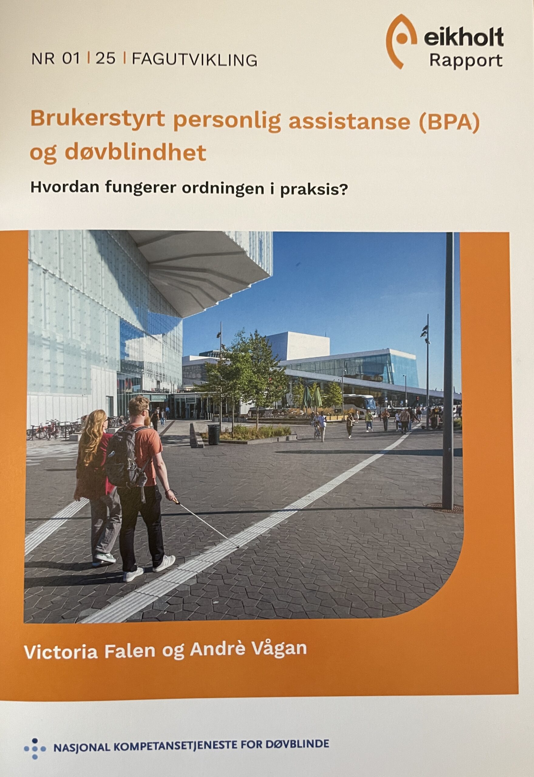 Forsiden av Eikholt-rapport om Brukerstyrt personlig assistanse (BPA). Hvordan fungerer ordningen i praksis. Bilde av to personer som går langs en ledelinsje. Den ene har mobilitetsstokk. Rundt de er det høye bygg og i bakgrunnen mange mennesker.