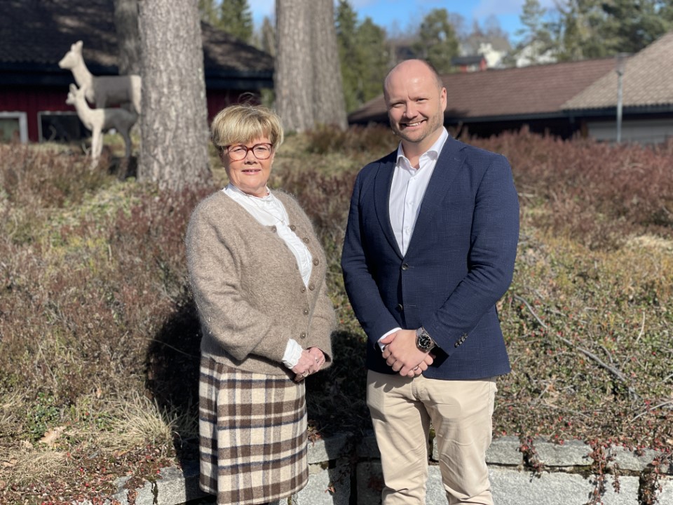 Ben Lewi Hansen og Kristin Ørmen Johnsen står ute ved siden av hverandre.