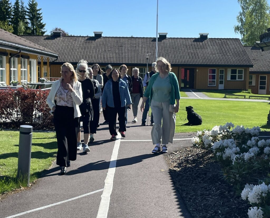 Dövblindteamet i Region Stockholm går på gangstien mot AV-klinikken på Eikholt
