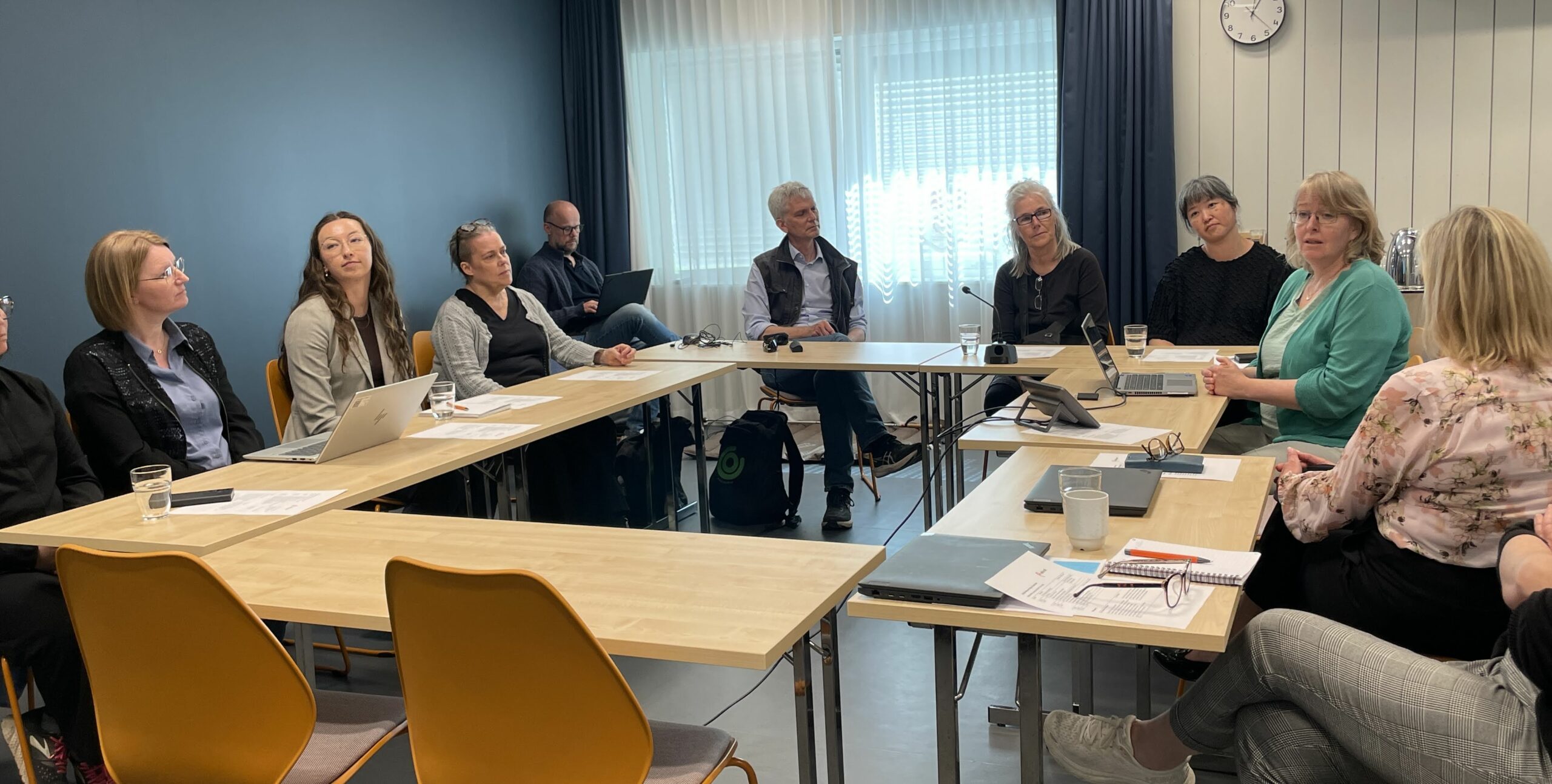 Døvblindeteamet region Stockholm og ansatte på Eikholt samlet rundt et bord.