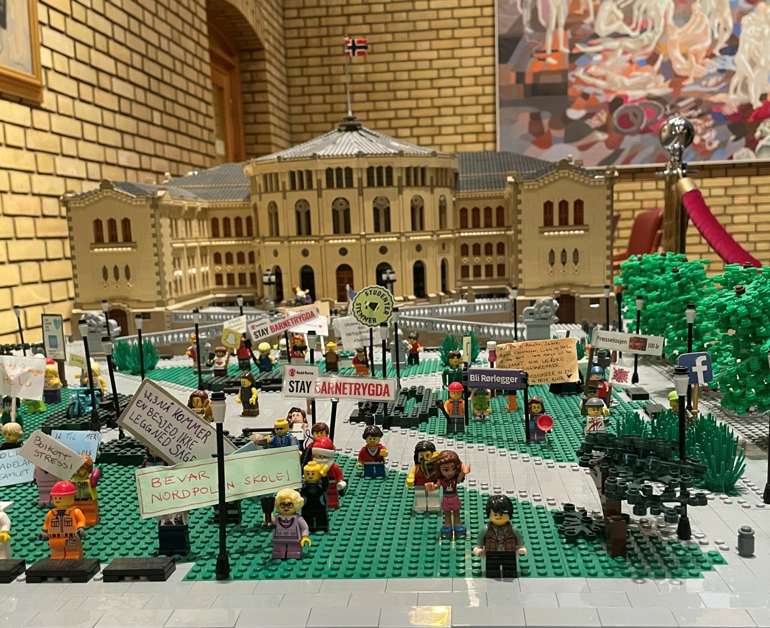Stortinget i lego med legofigurer som demonstrerer utenfor