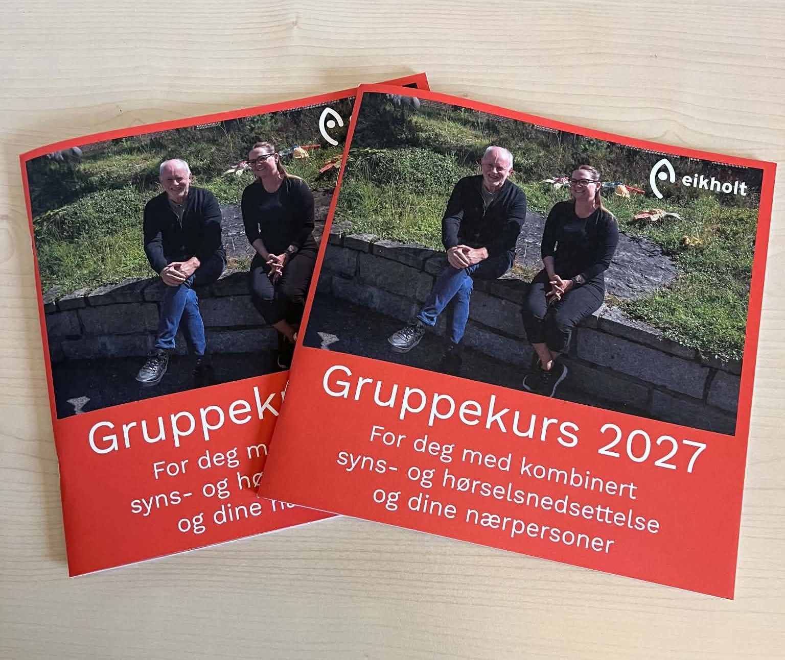 To kurskataloger på et bord