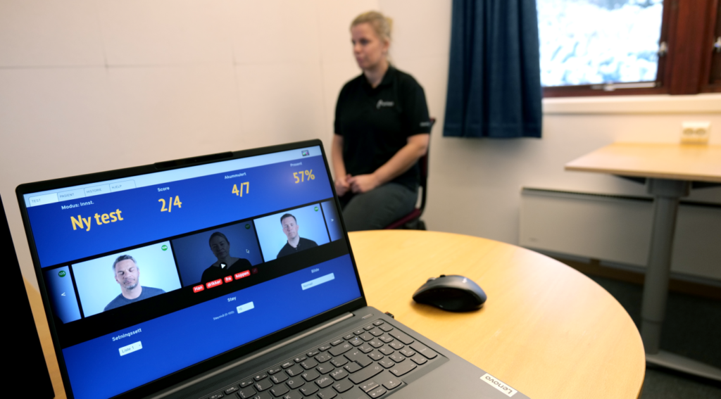 Billede af laptop med eikholt-testen; i baggrunden en patient med sort skjorte